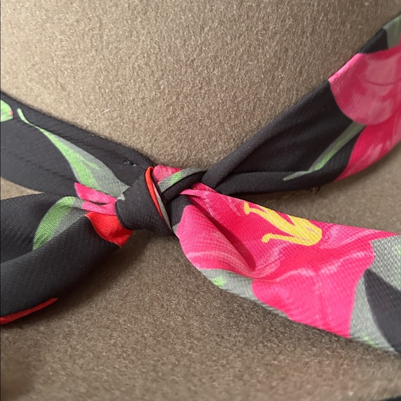 Wyeth & Frida Kahlo collab mocha color with Pink Floral Scarf size adjustable - Picture 5 of 9